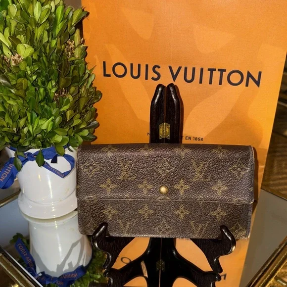 AUTHENTIC LOUIS VUITTON Vintage LV Monogram Sarah Wallet. - Picture 16 of 16